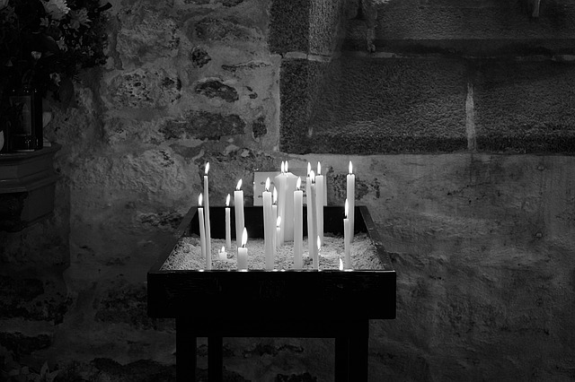 svíčky v kostele.jpg