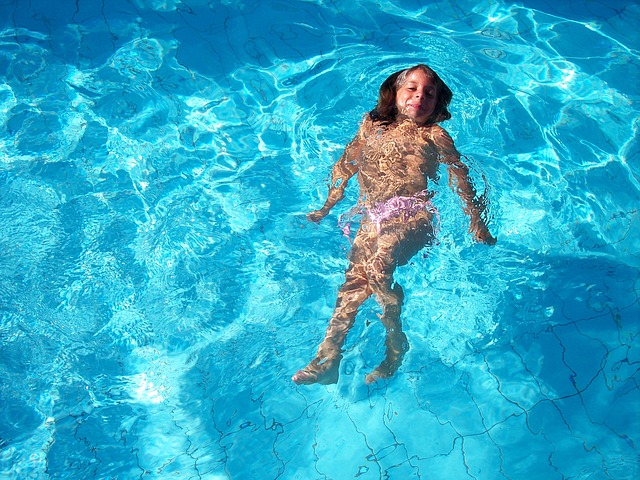 holčička v bazénu