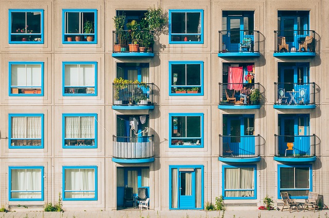 dům, kde jsou vidět okna a balkony – možnosti volných bytů