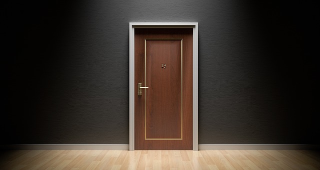 dveře s číslem 13